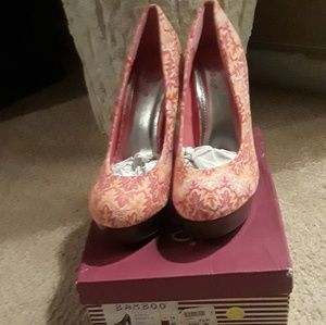 NWB...Paisley Print Pumps